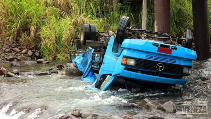 Caminhão com placas de Orleans cai de ponte e tomba dentro do rio em Siderópolis 1 e1513860799120