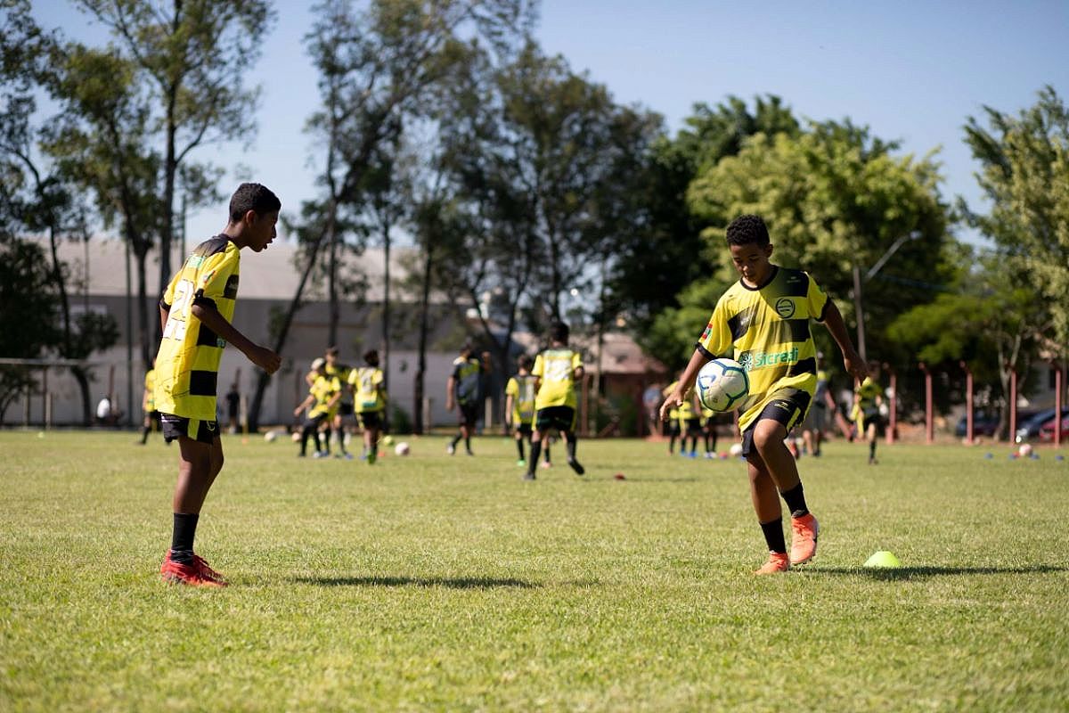 Academia de Futebol Criciuma adquiriu uniformes por meio do Fundo Social 2021 da Sicredi Sul SC