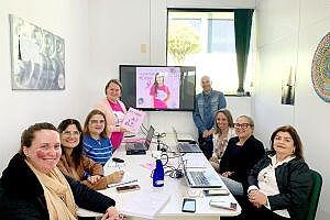 rede feminina de combate ao cãncer de orleans planejando a revista