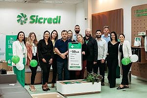 Equipe da Agencia Sicredi Tubarao Centro com a associada premiada divulgacao Sicredi